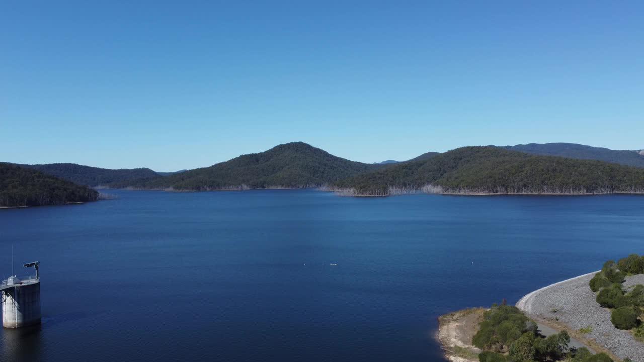 混凝土大坝和泄洪道基础设施视频素材