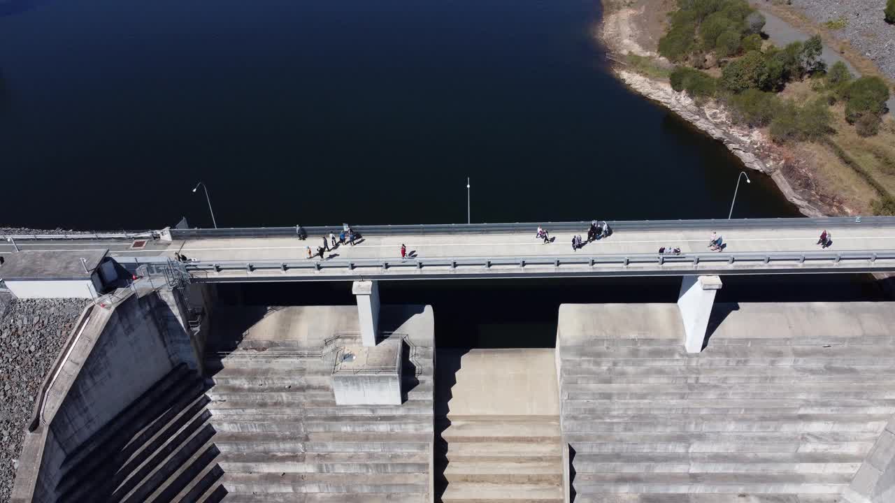 混凝土大坝和泄洪道基础设施视频素材