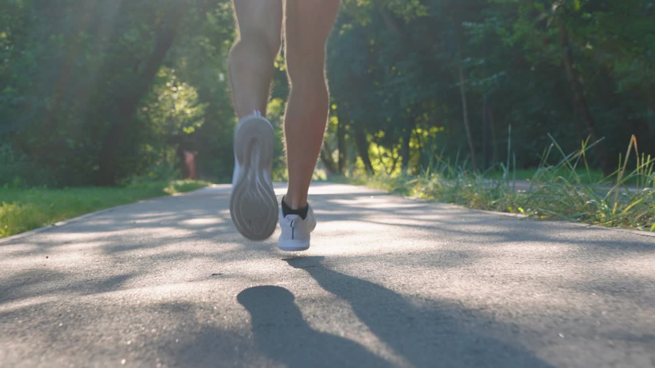 夏日公园里跑步的慢动作腿视频素材