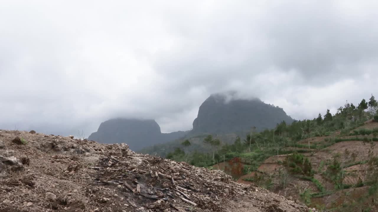 山顶上乌云移动的时间间隔视频素材