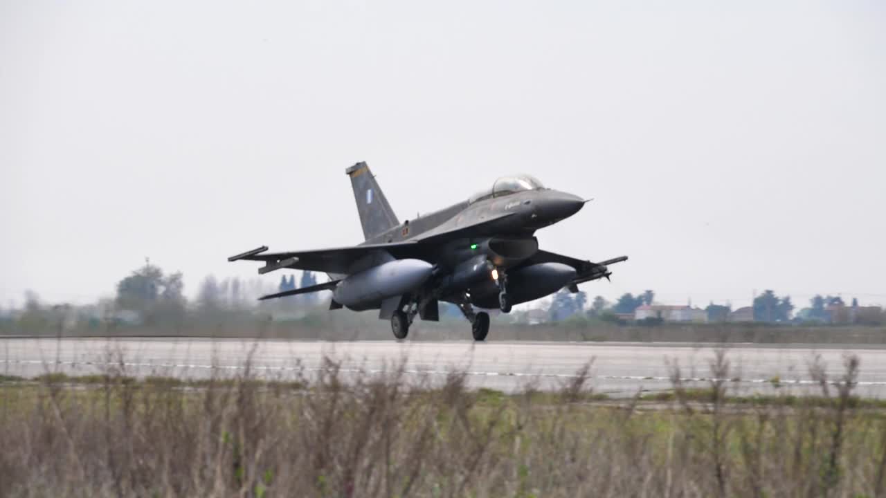 通用动力公司的F-16战斗猎鹰希腊空军慢动作着陆视频素材