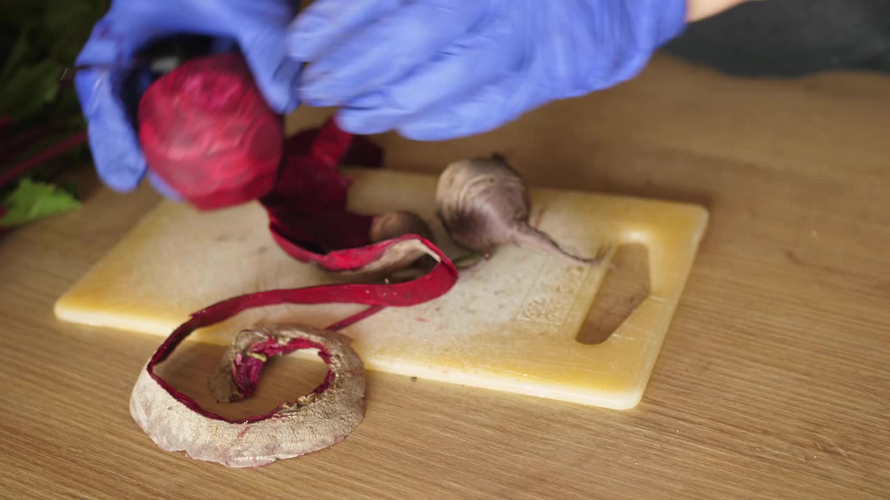 甜菜根切片作冷汤，冷汤用甜菜视频素材