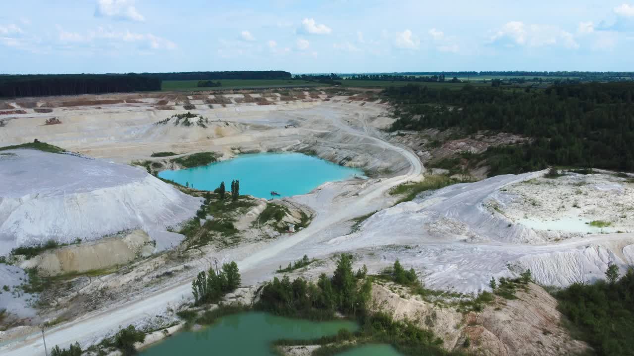 小绿松石采石场湖在废弃的高岭土坑，鸟瞰图视频素材