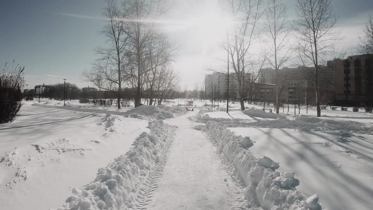 一场大雪过后，莫斯科乌日诺耶·布托沃(Yuzhnoye Butovo)居民区的一个公园里清理道路视频素材