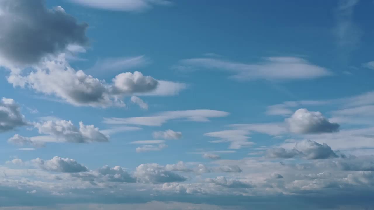 蓝色天空上的轻积云变成了黑暗，延时背景。天气由晴天变成阴天，时间流逝视频素材