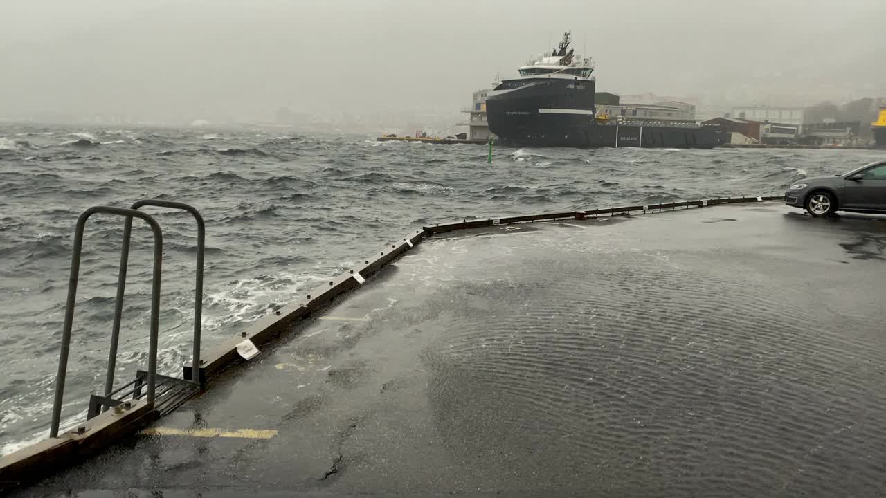 卑尔根的狂风巨浪:极端的天气状况视频素材