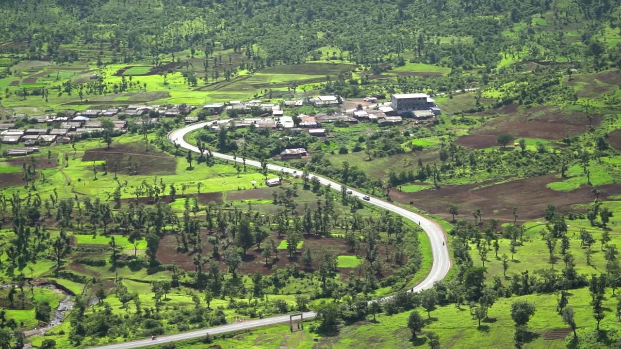 从印度古吉拉特邦萨普塔拉的总督山上俯瞰，美丽的公路被绿色的草地包围。美丽的乡村公路上的萨普塔拉山站视频素材