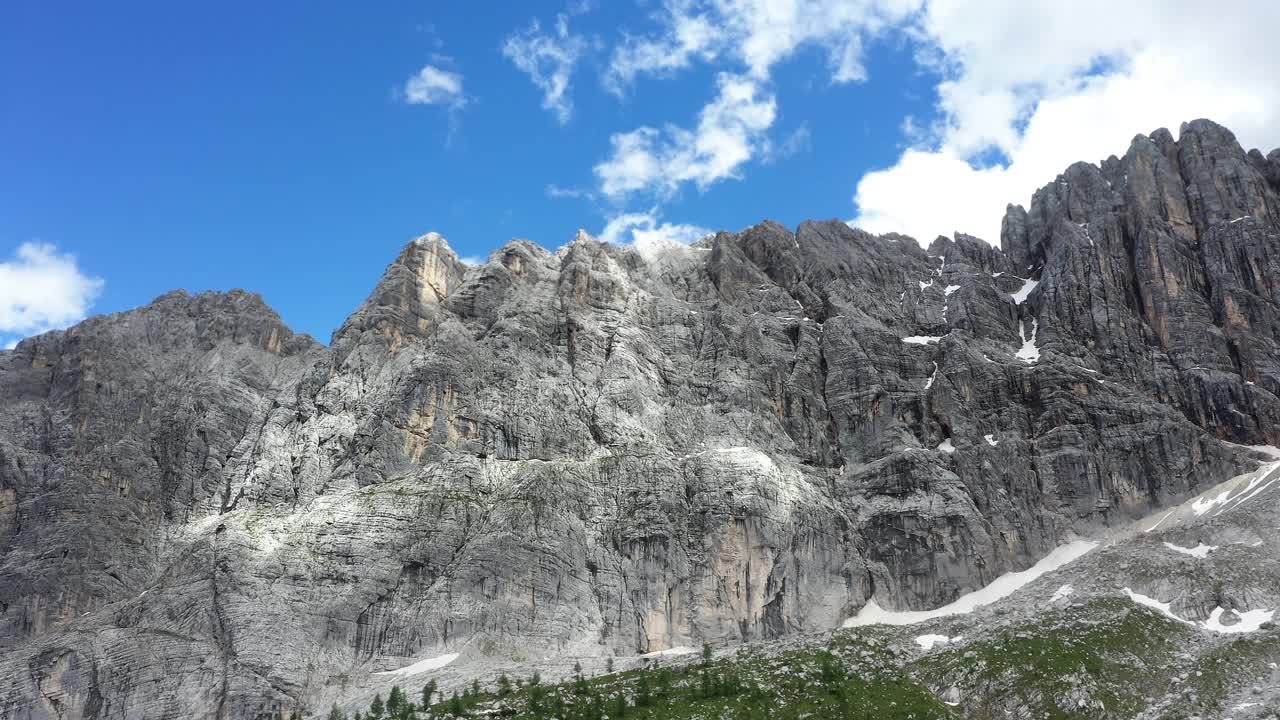 4K空中帕诺拍摄了无人机拍摄的风景如画的白云石阿尔卑斯山脉和山峰。无人机在意大利东北部贝卢诺省索拉皮斯湖附近飞行约1923米。视频素材