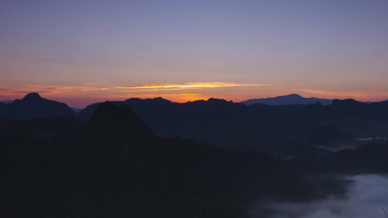 晨曦中有雾，班遮波远眺。视频素材