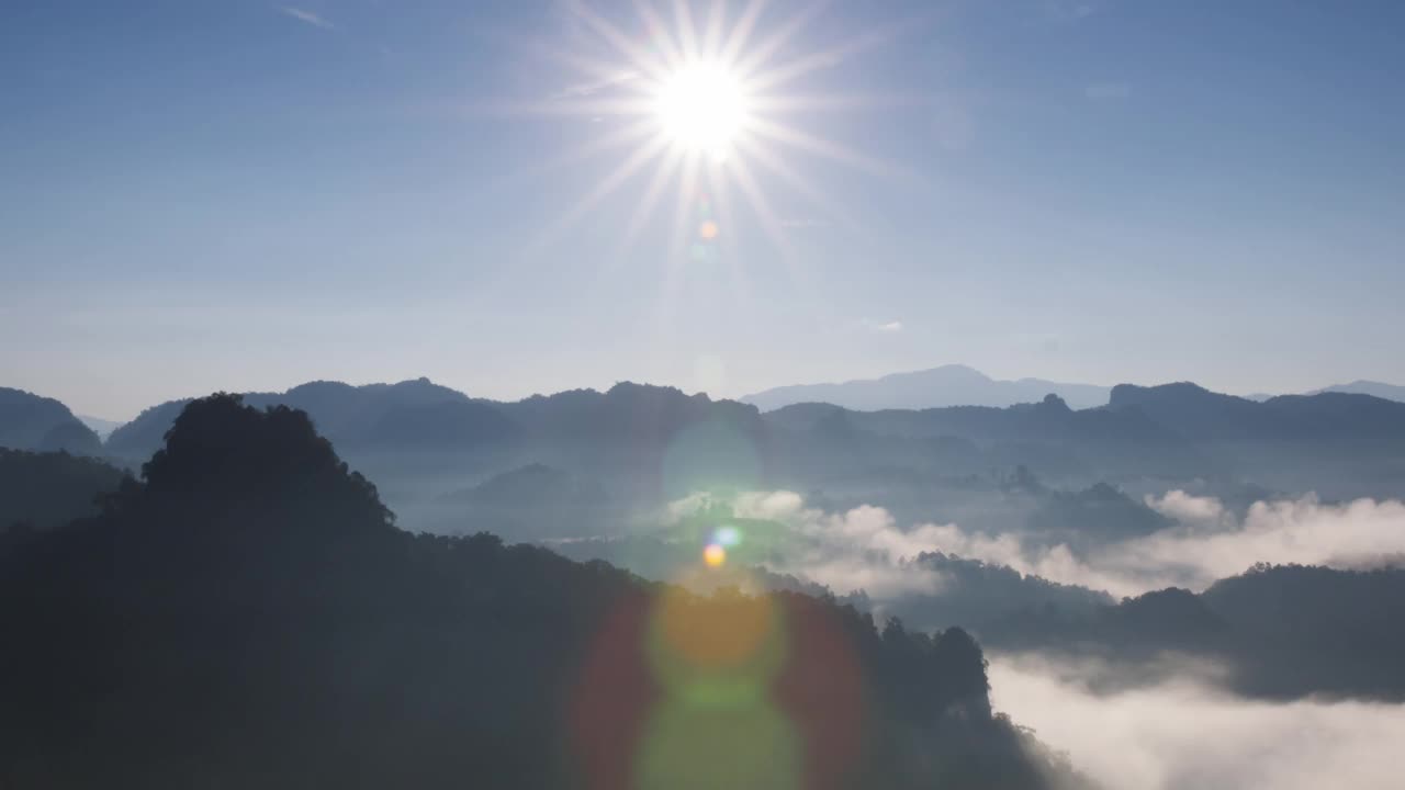 晨曦中有雾，班遮波远眺。视频素材