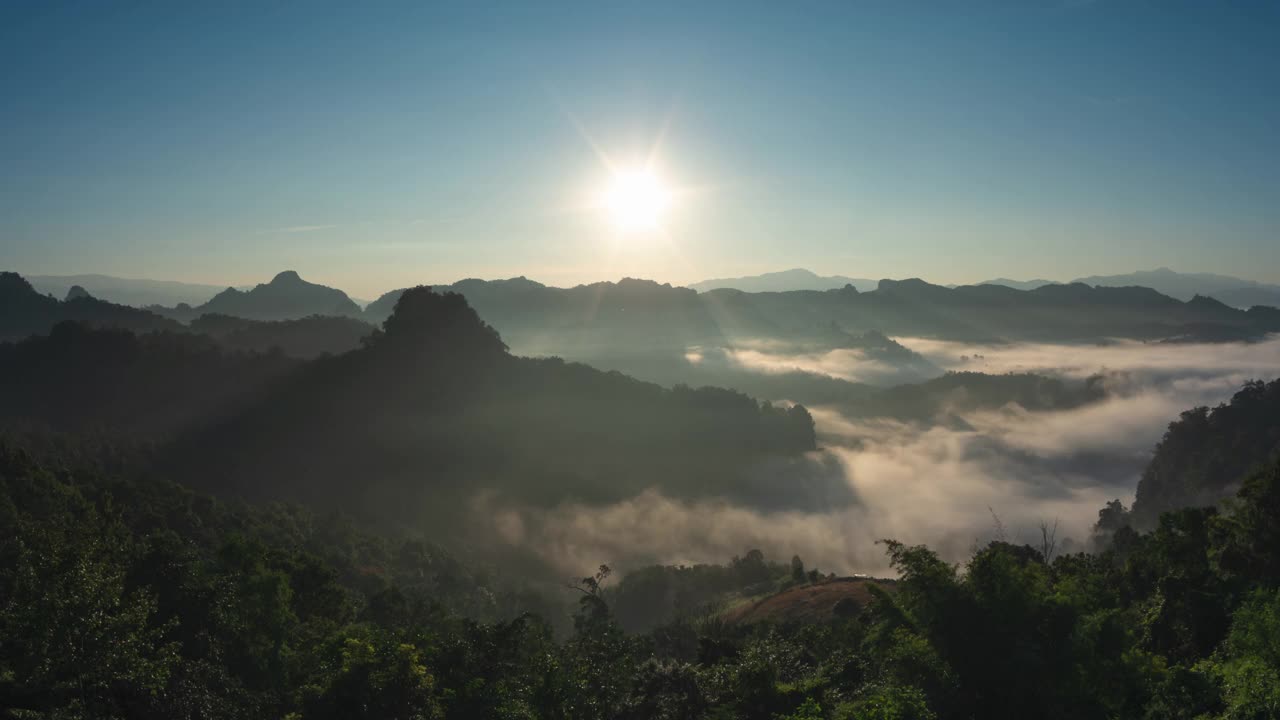 晨曦中有雾，班遮波远眺。视频素材