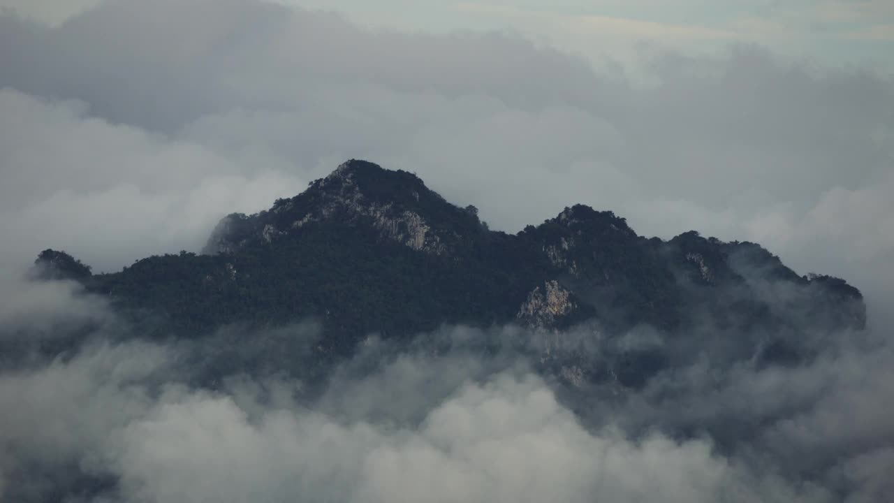 清晨日出时，山上有雾，视频素材