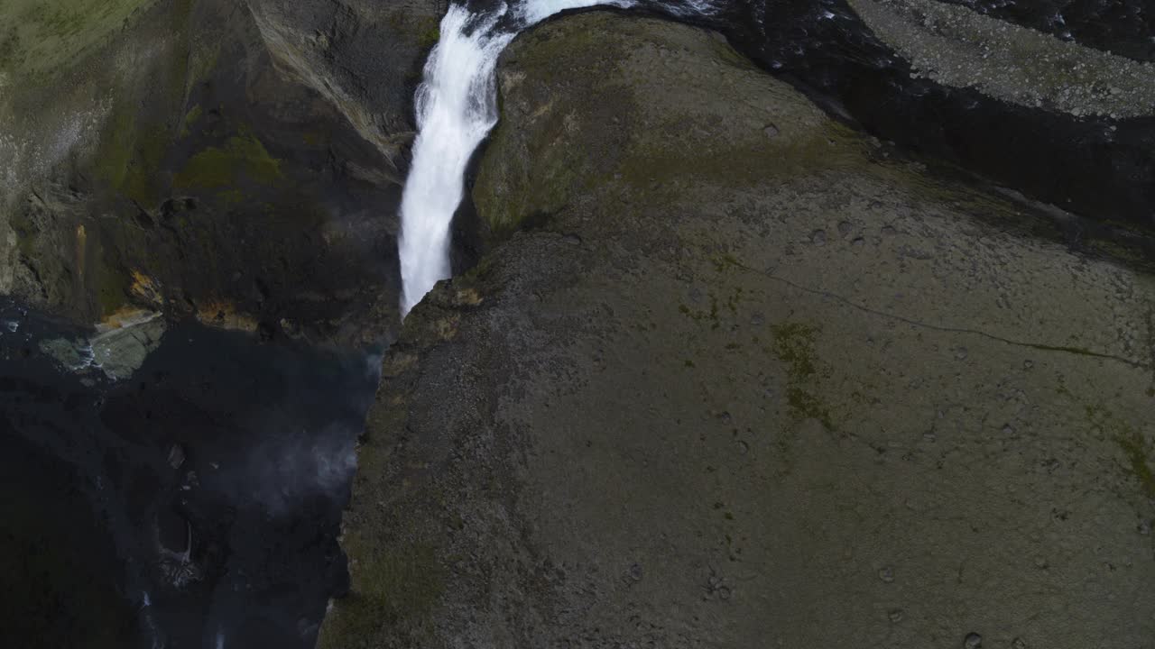 空中高角度的瀑布飞溅在岩石/高地，冰岛视频素材