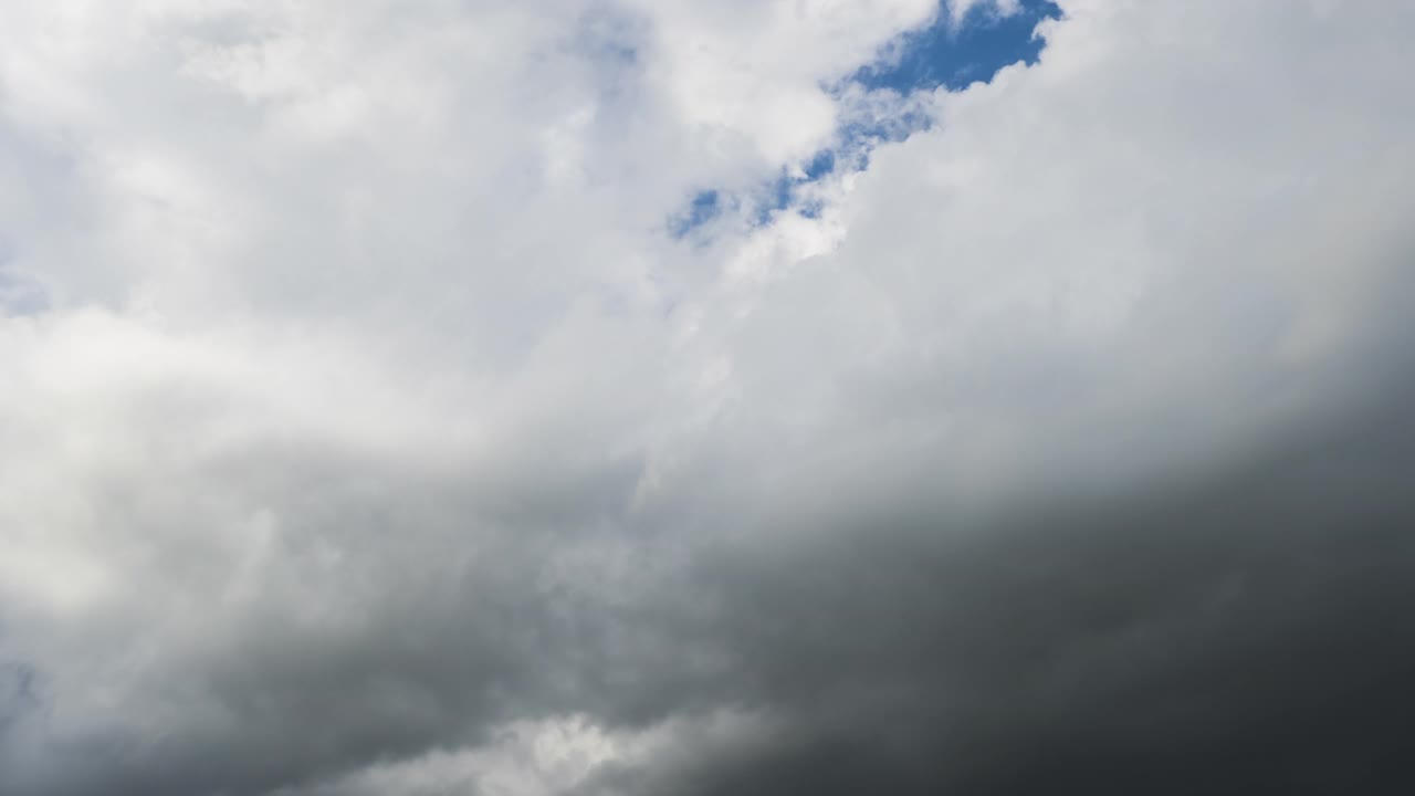 在雷暴之前，快速移动的乌云在暴风雨的天空中形成。视频素材