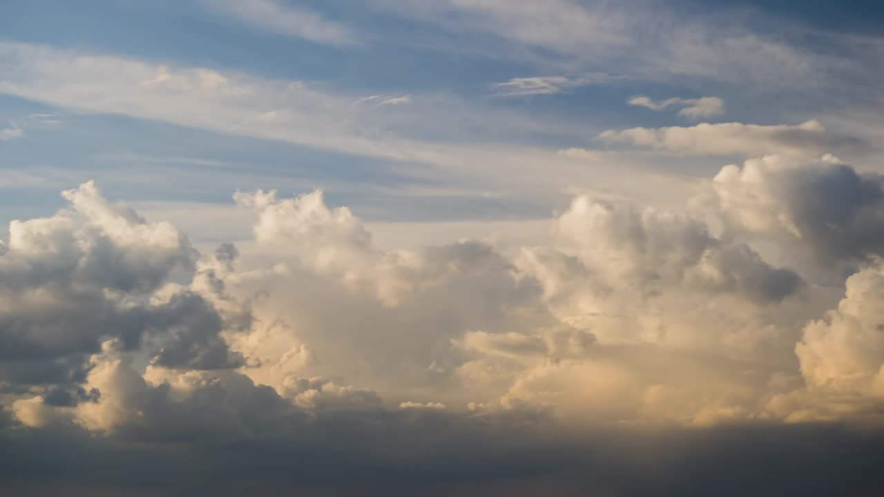 在雷暴之前，快速移动的乌云在暴风雨的天空中形成。视频素材