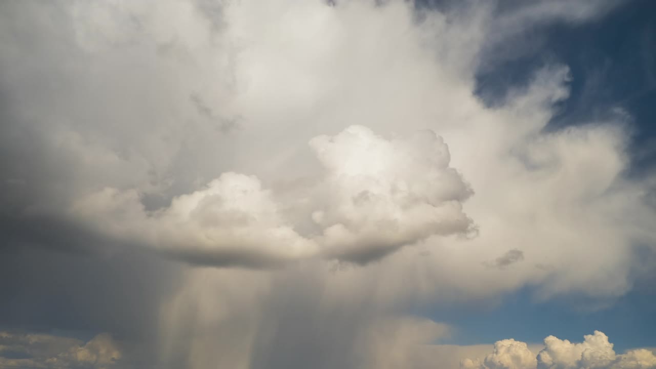 在雷暴之前，快速移动的乌云在暴风雨的天空中形成。视频素材