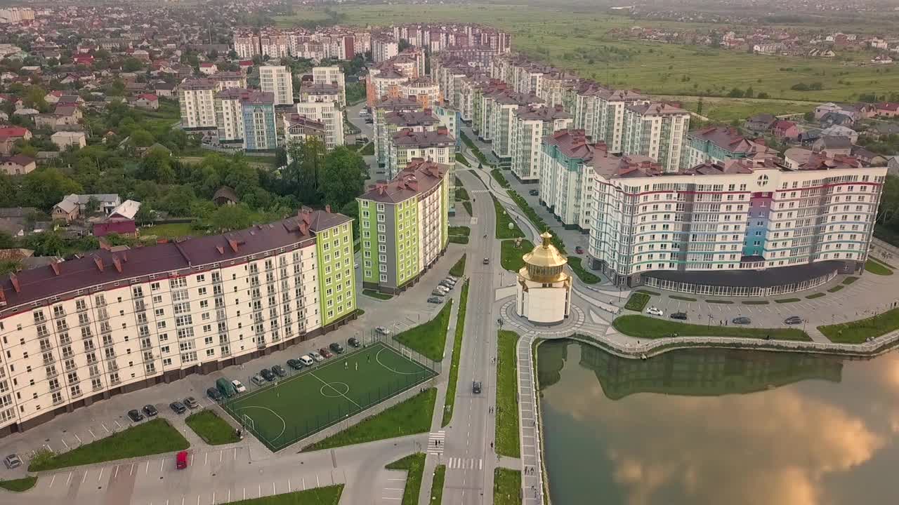 乌克兰伊凡诺-弗兰克夫斯克市住宅区的鸟瞰图，公寓建筑和街道。视频素材