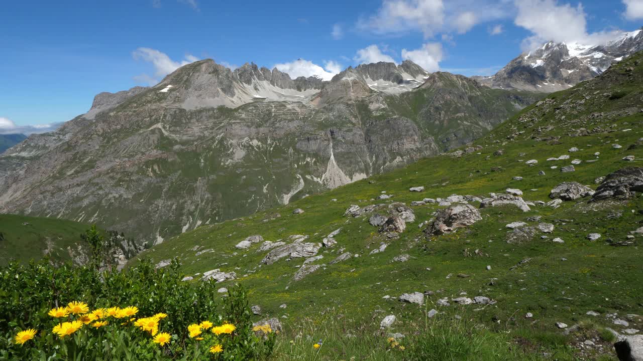 正在攀登法国萨瓦省的伊塞兰山口，背景是普利山。视频素材