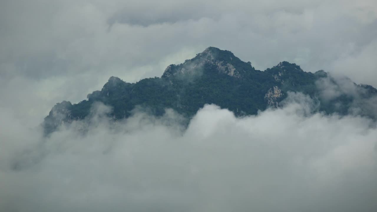 清晨日出时，山上有雾，视频素材