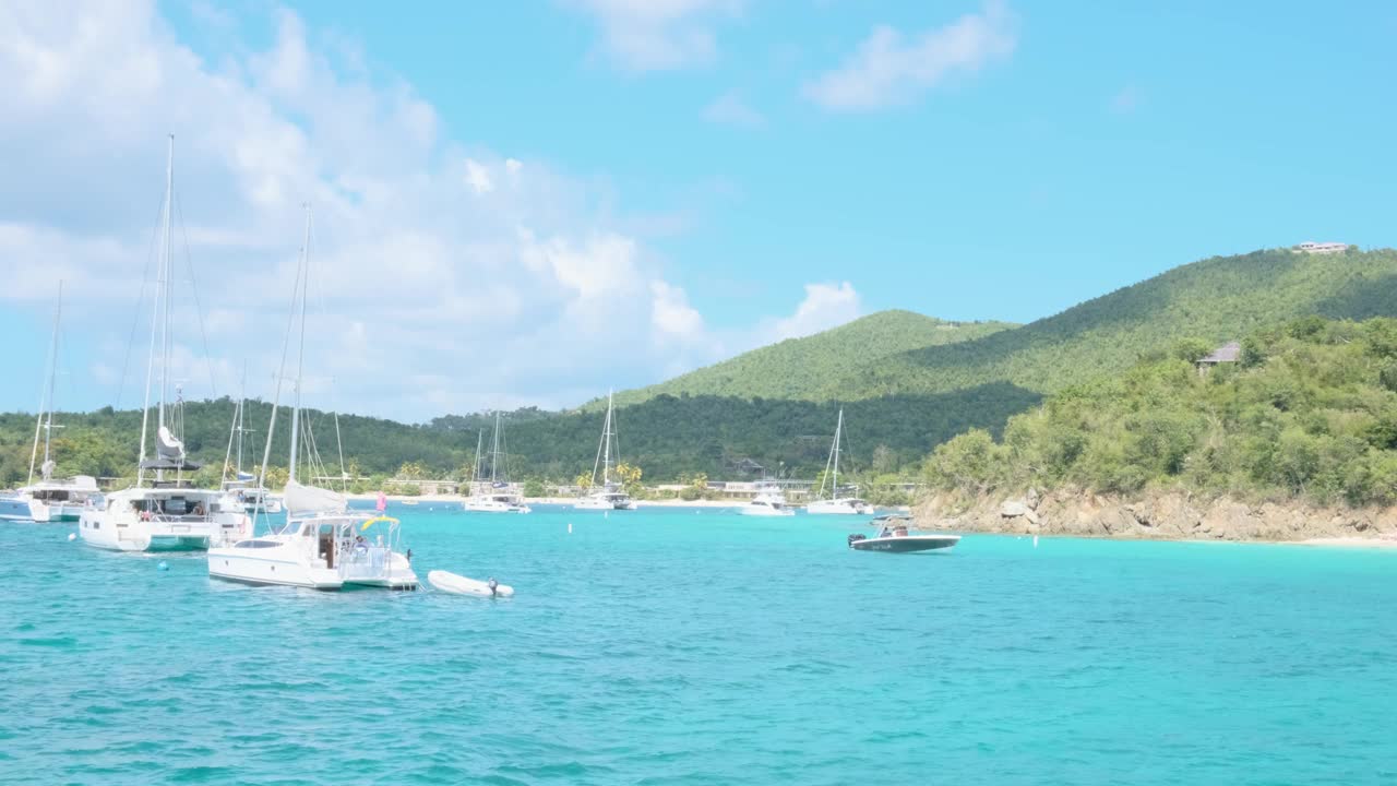 在美属维尔京群岛的岛屿近海的船景视频下载