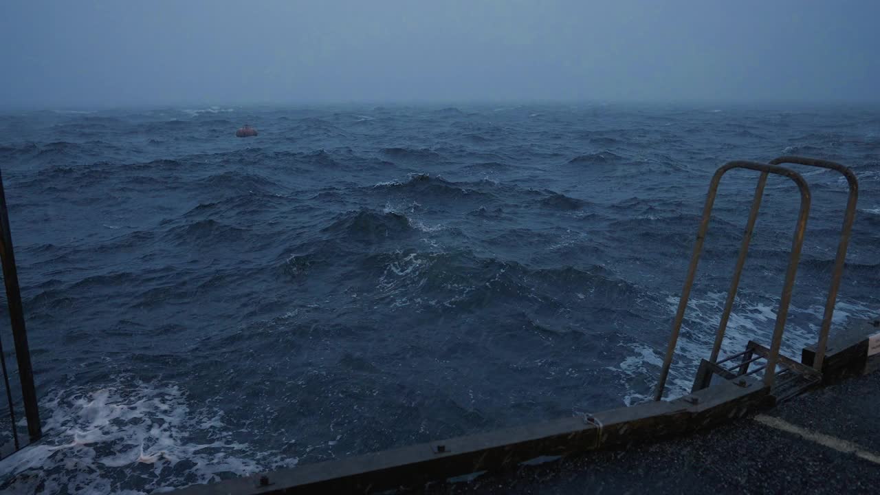 卑尔根的狂风巨浪:极端的天气状况视频素材