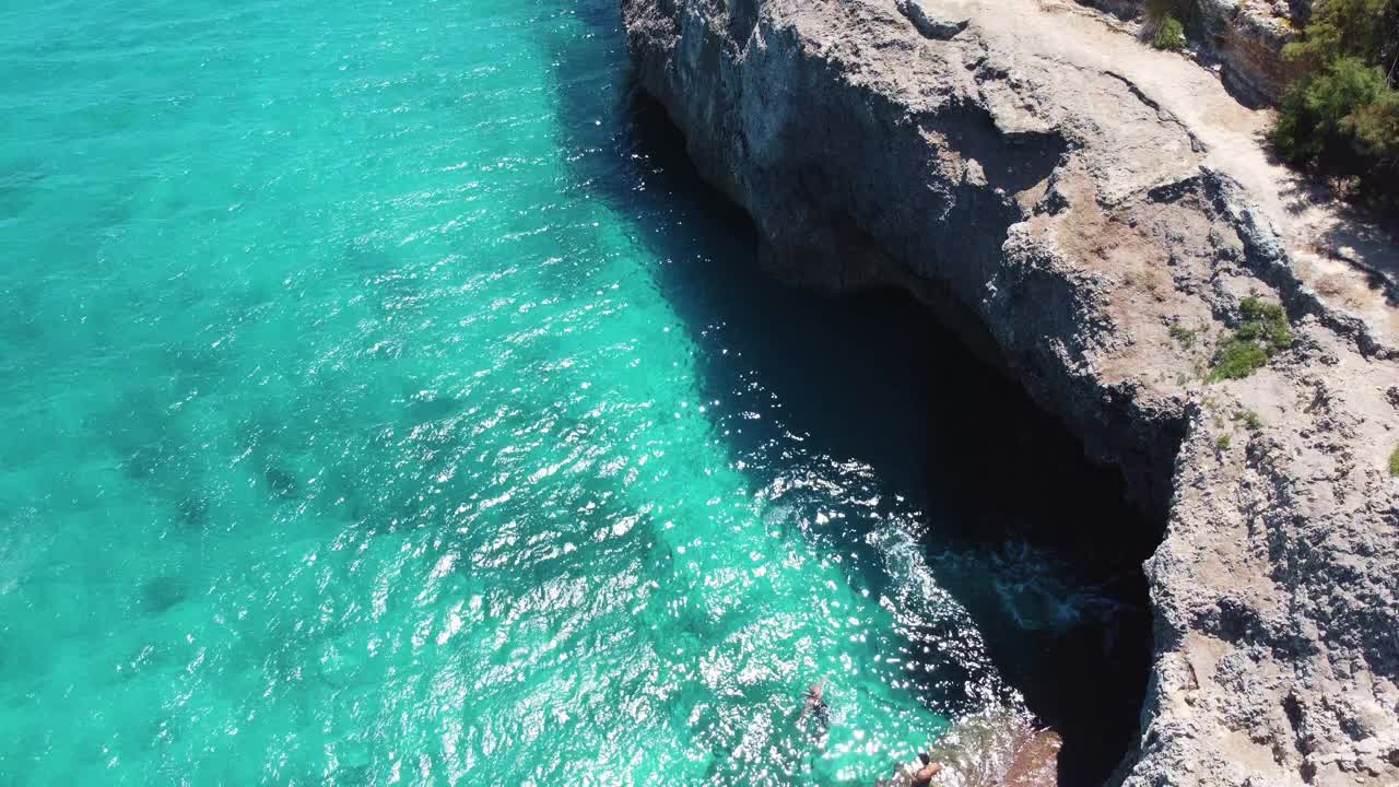 鸟瞰美丽的蓝绿色和透明的海在帕尔马德马略卡，巴利阿里群岛视频素材