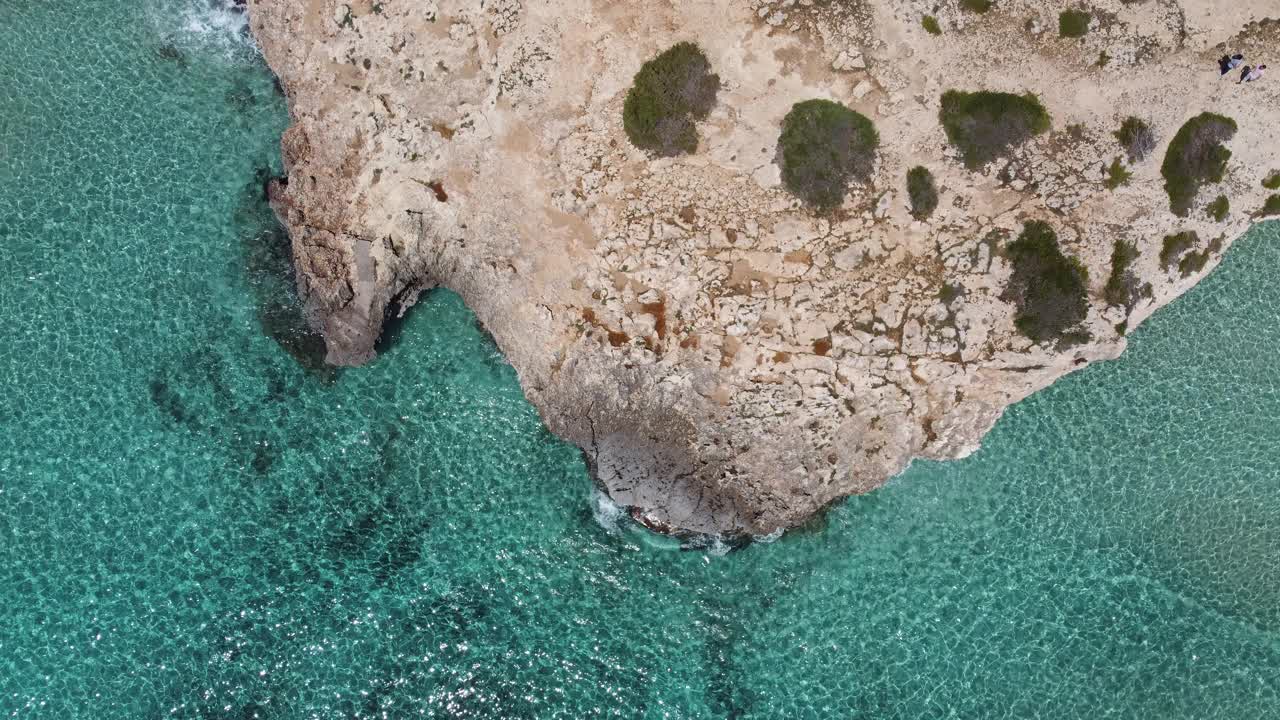 鸟瞰美丽的蓝绿色和透明的海在帕尔马德马略卡，巴利阿里群岛视频素材