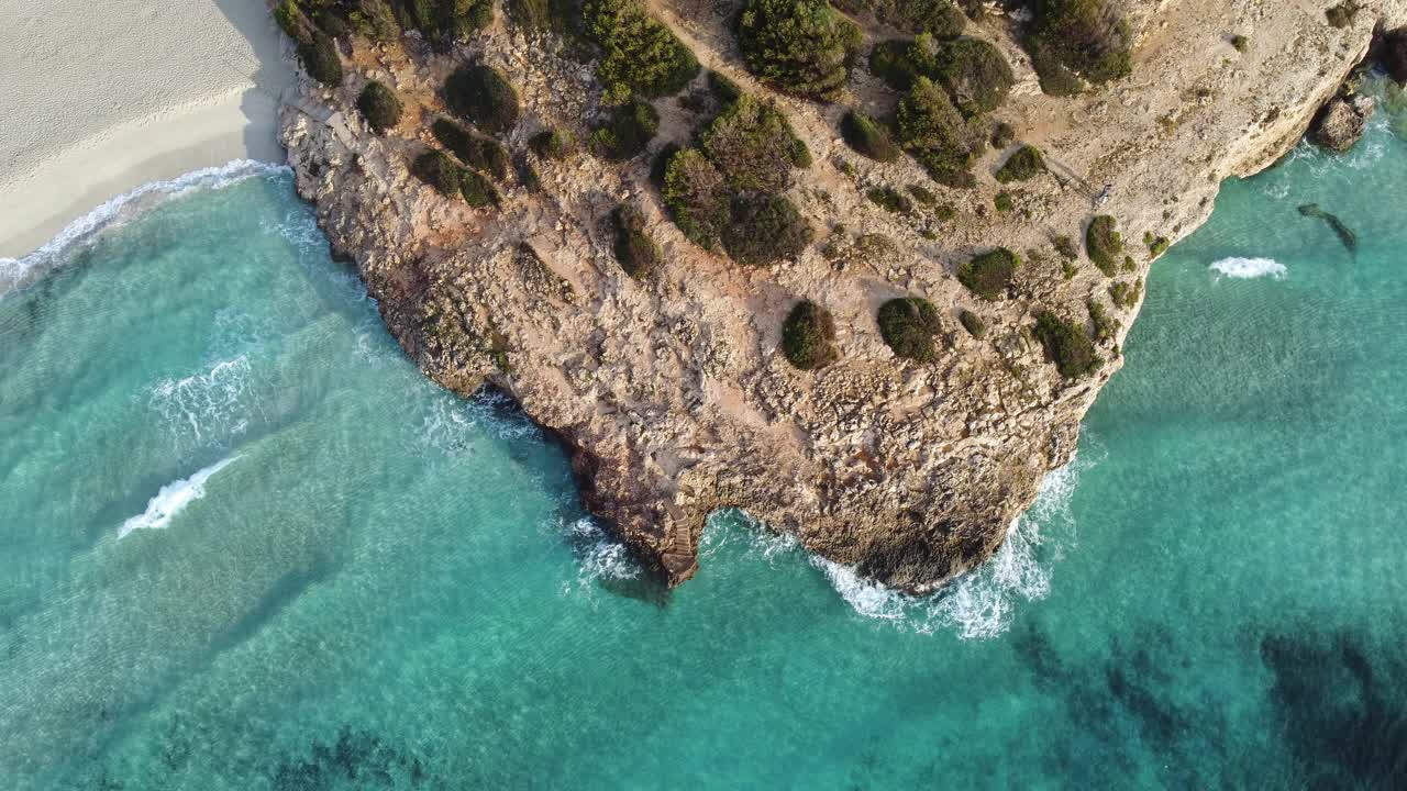 鸟瞰美丽的蓝绿色和透明的海在帕尔马德马略卡，巴利阿里群岛视频素材