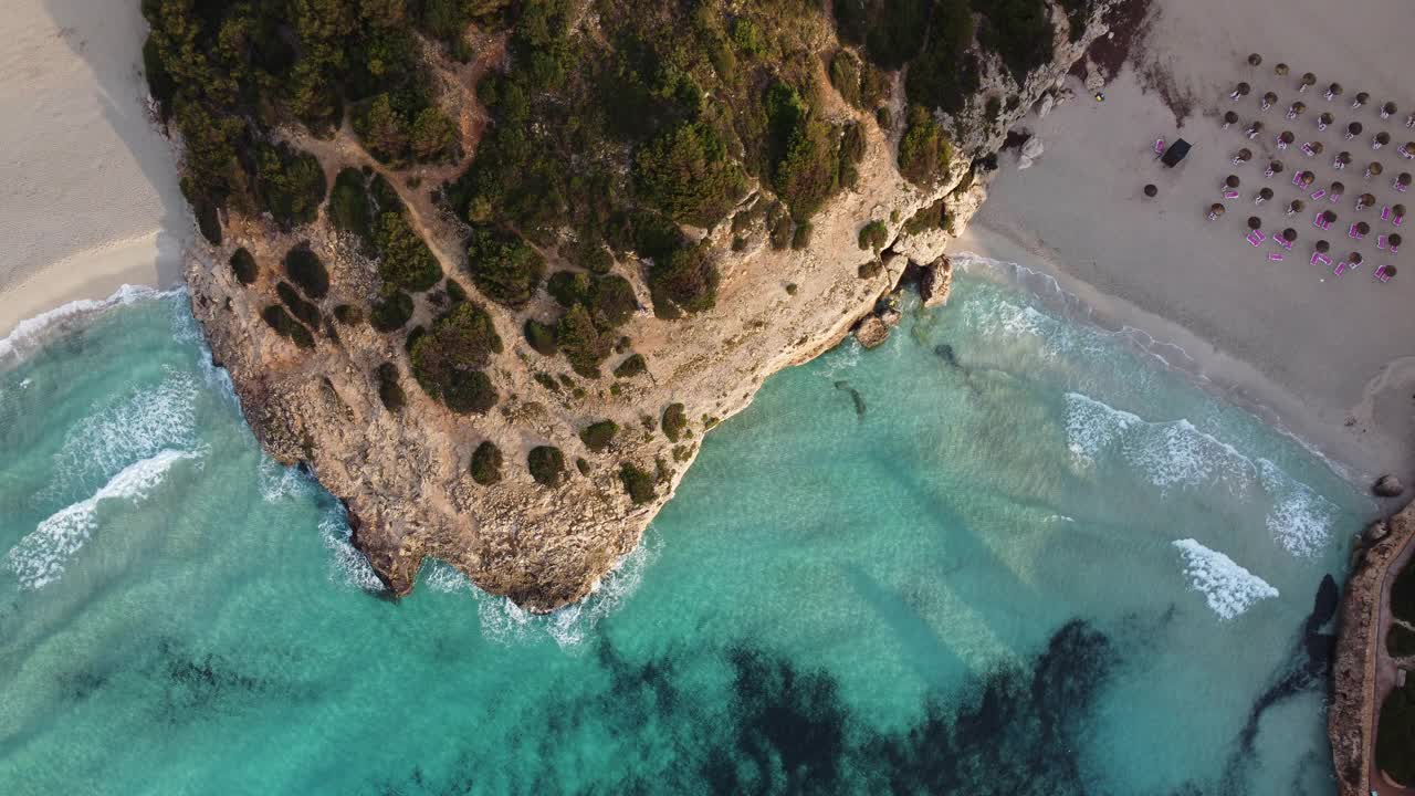 鸟瞰美丽的蓝绿色和透明的海在帕尔马德马略卡，巴利阿里群岛视频素材