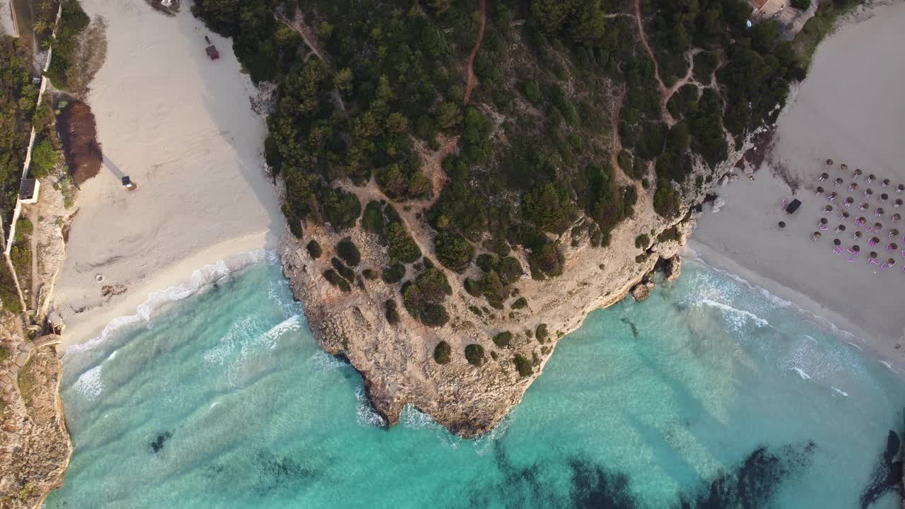 鸟瞰美丽的蓝绿色和透明的海在帕尔马德马略卡，巴利阿里群岛视频素材