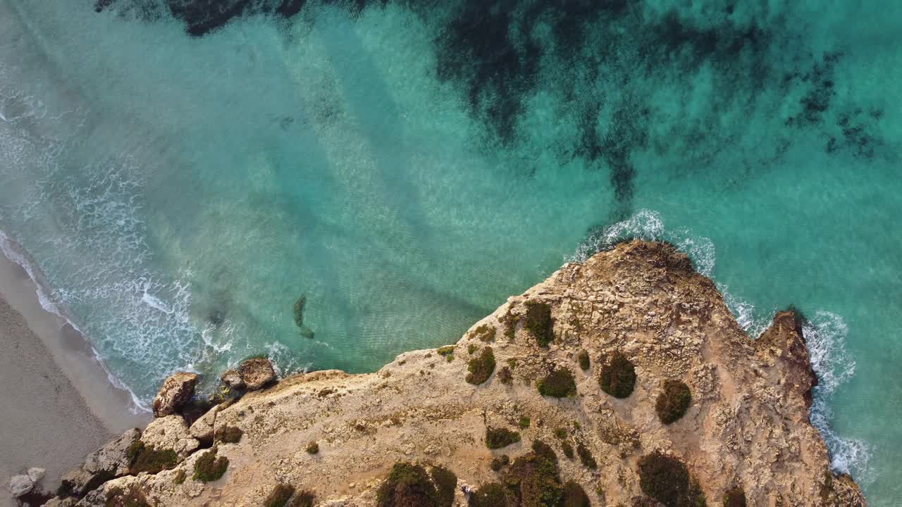 鸟瞰美丽的蓝绿色和透明的海在帕尔马德马略卡，巴利阿里群岛视频素材