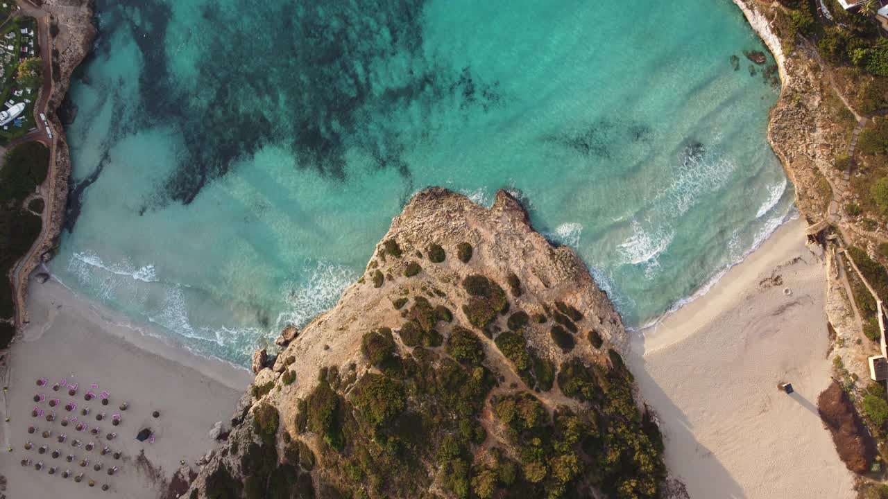 鸟瞰美丽的蓝绿色和透明的海在帕尔马德马略卡，巴利阿里群岛视频素材