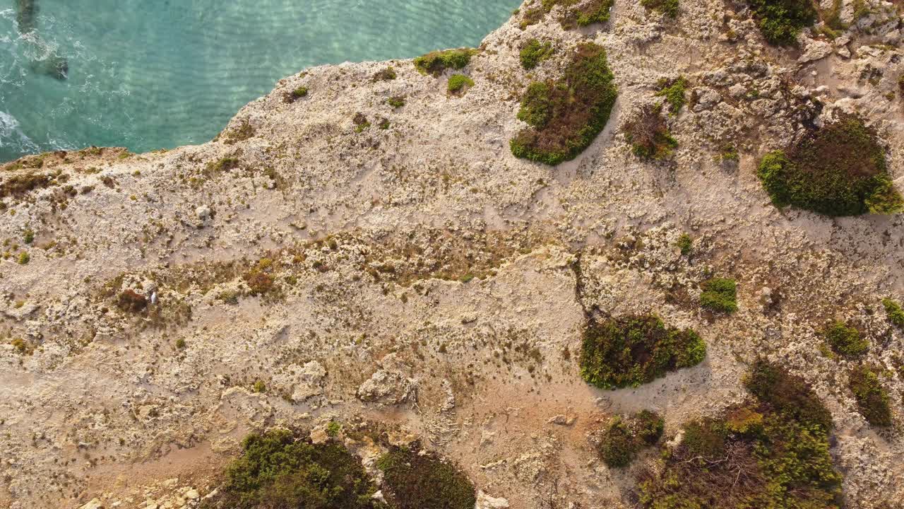 鸟瞰美丽的蓝绿色和透明的海在帕尔马德马略卡，巴利阿里群岛视频素材