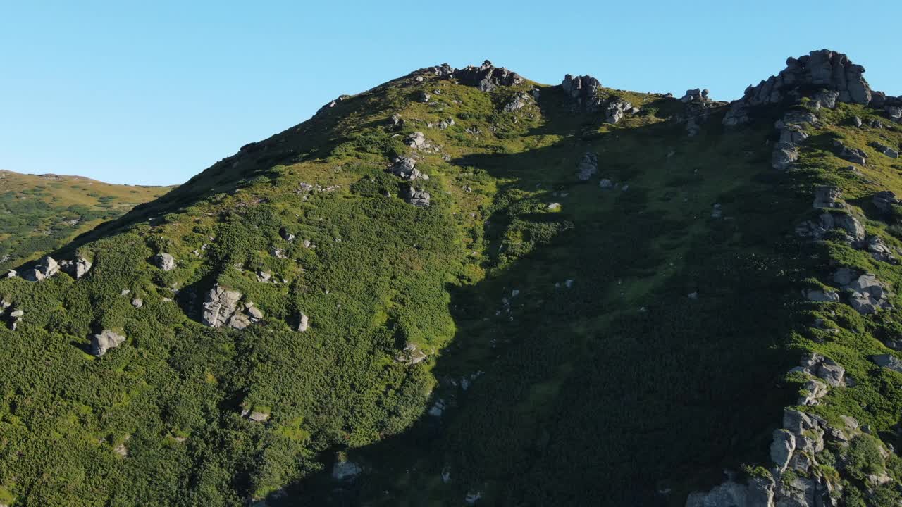 无人机拍摄的自然美丽的岩层，蓝天和平静的绿色松林在阳光明媚的日子。户外环境在自然风光林地。野生自然生活探索理念视频素材