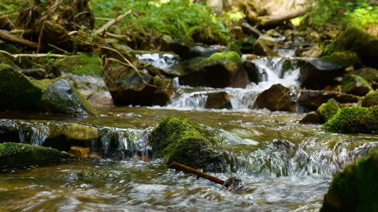 特写的复古皮革远足靴徒步旅行者滚动山溪视频素材