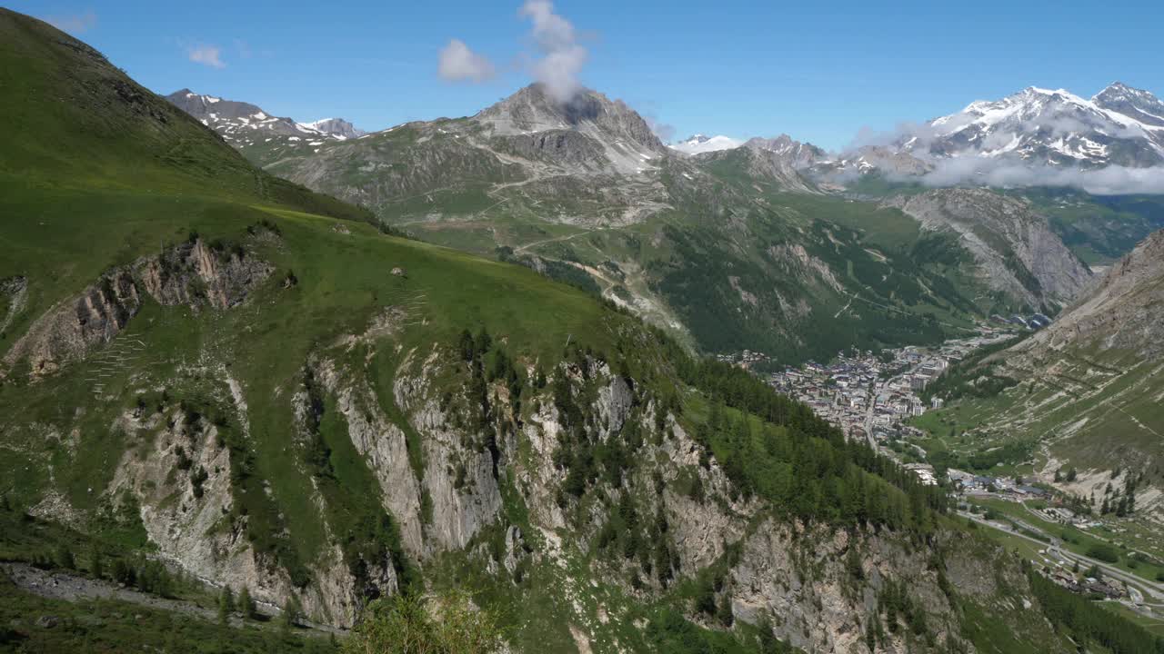 正在攀登法国萨瓦省的Iseran山口，背景是Isere谷和Pourri山。视频素材