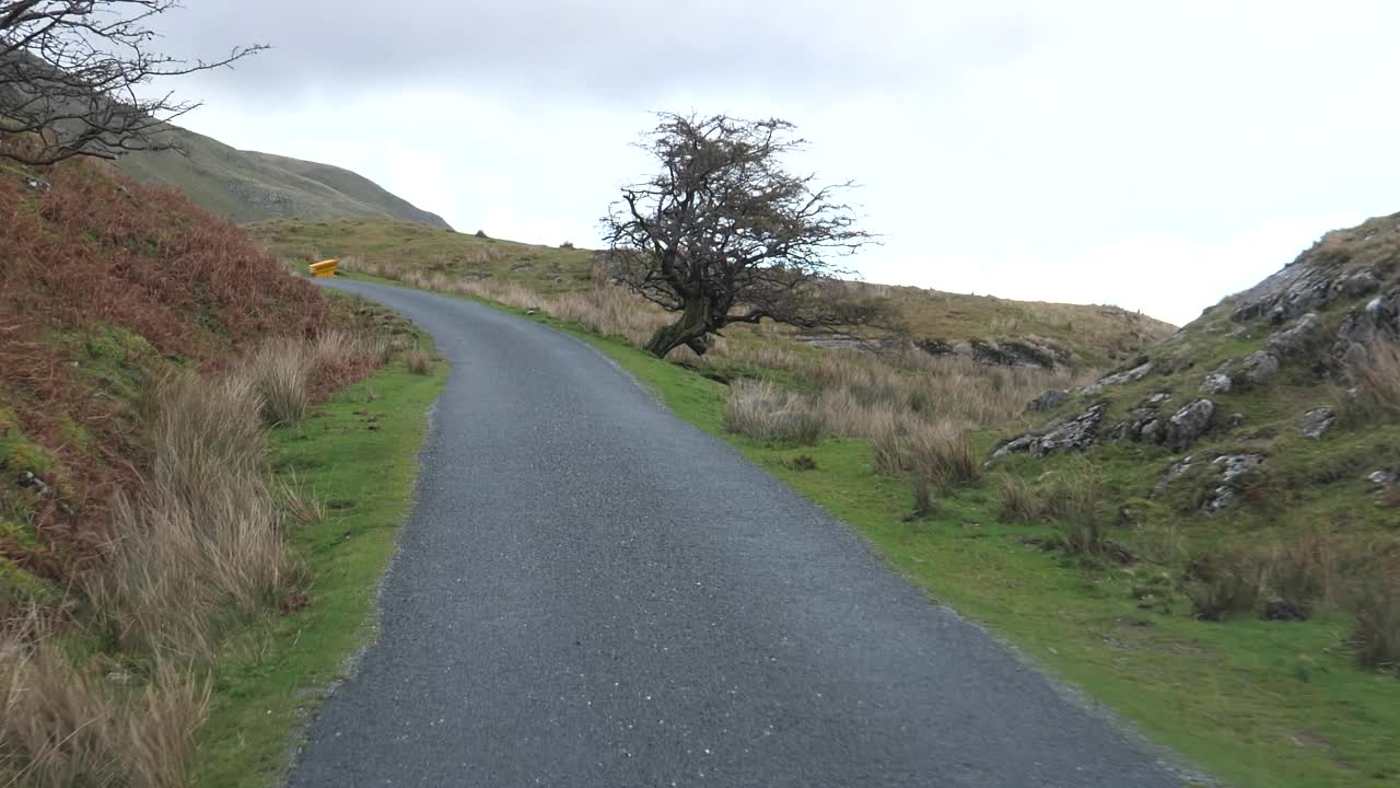 行驶在斯诺登尼亚山狭窄陡峭的道路上视频素材