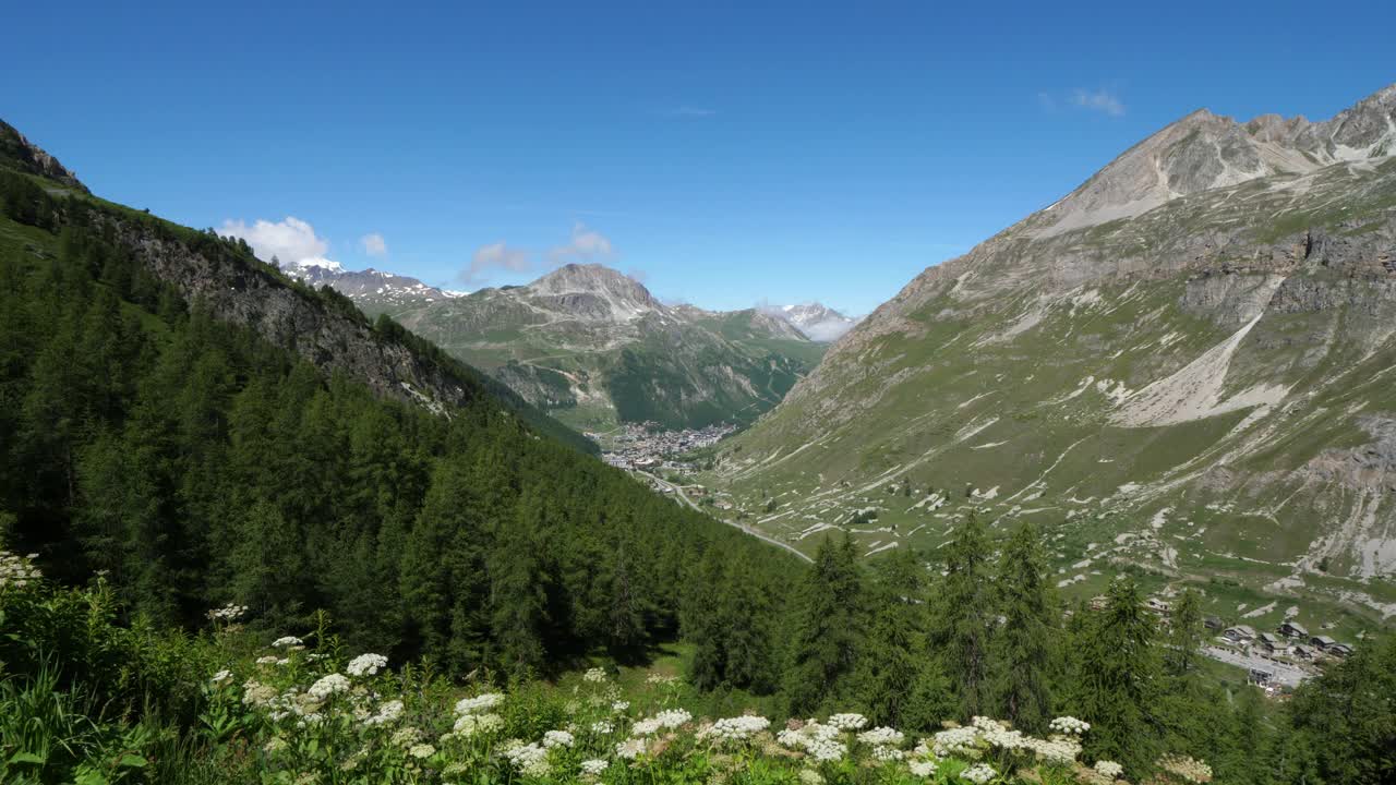 正在攀登法国萨瓦省的Iseran山口，背景是Isere谷和Pourri山。视频素材