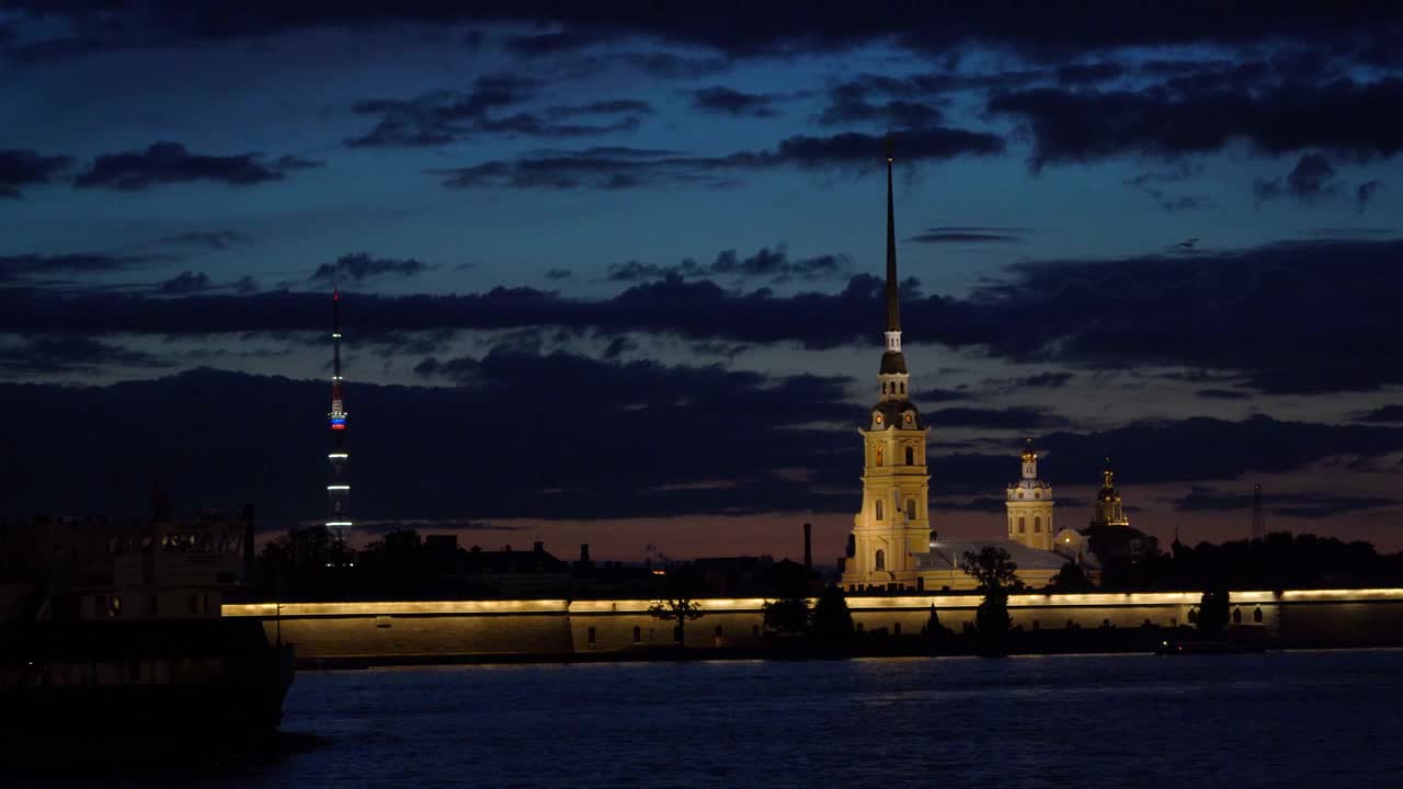 夜景彼得和保罗堡垒在圣彼得堡，俄罗斯。视频素材