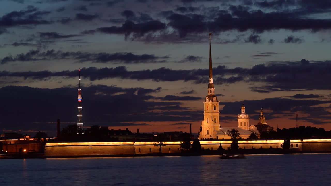 夜景彼得和保罗堡垒在圣彼得堡，俄罗斯。视频素材