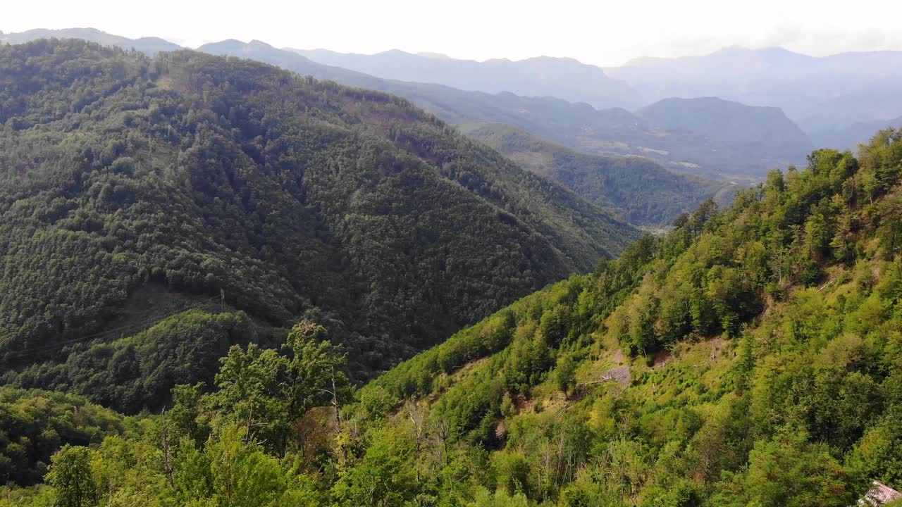 山的风景。俯视图的绿色森林，舒缓的自然景色。视频素材