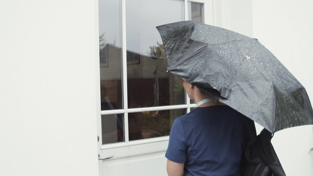 一位女护士拜访一位老人的家视频素材