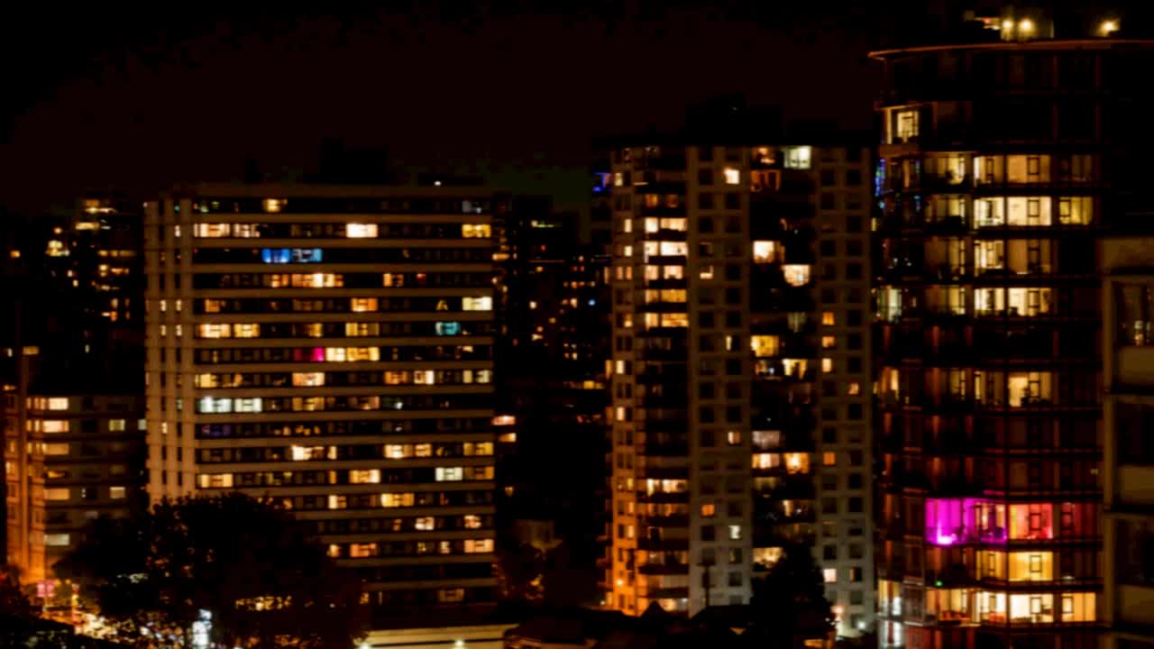 快乐的圣诞节和新年蓝色的文字旗帜反对鸟瞰夜市景观视频素材