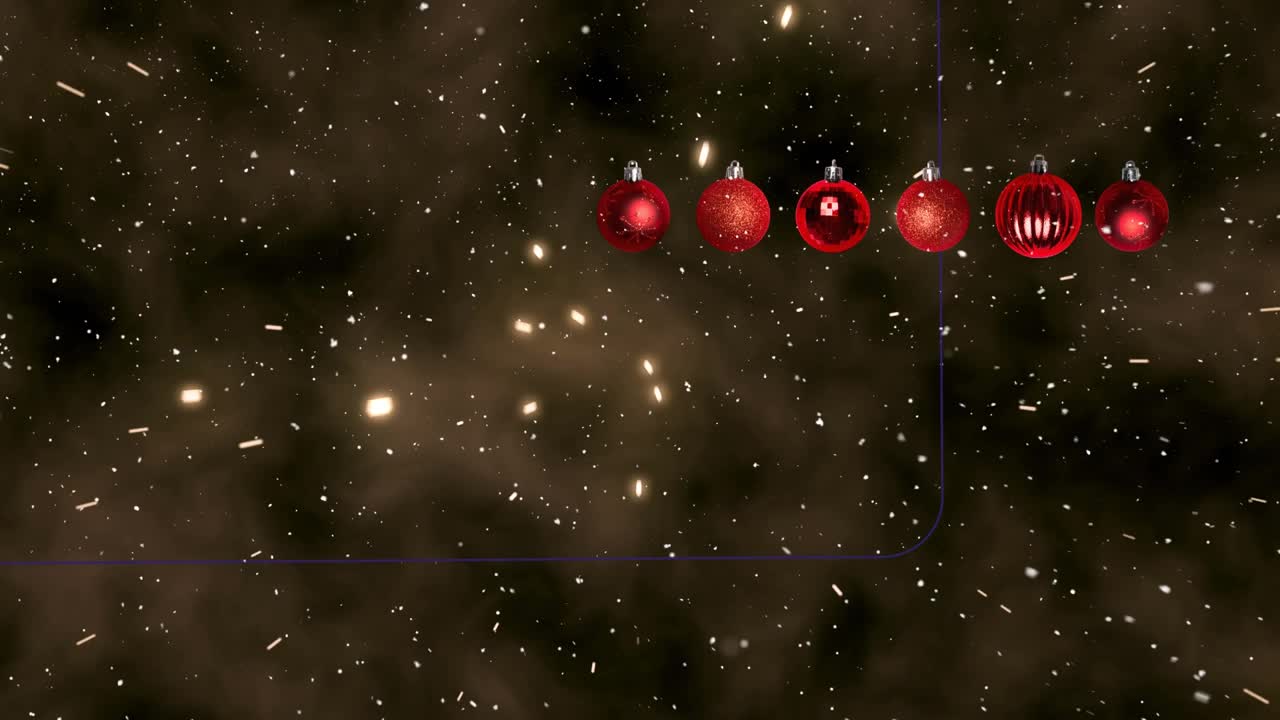 雪花落在红色的小饰物上，黄色的灯光在黑色的背景上留下痕迹视频素材