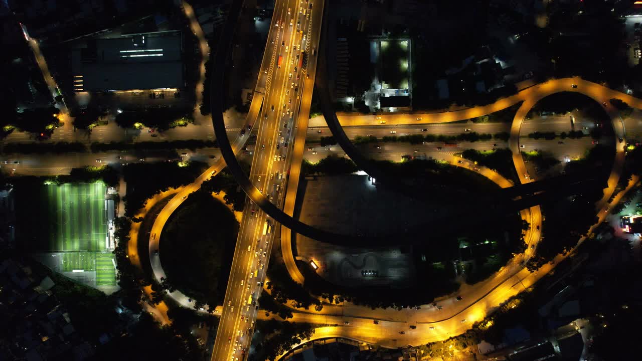 城市立交桥夜间鸟瞰图视频素材