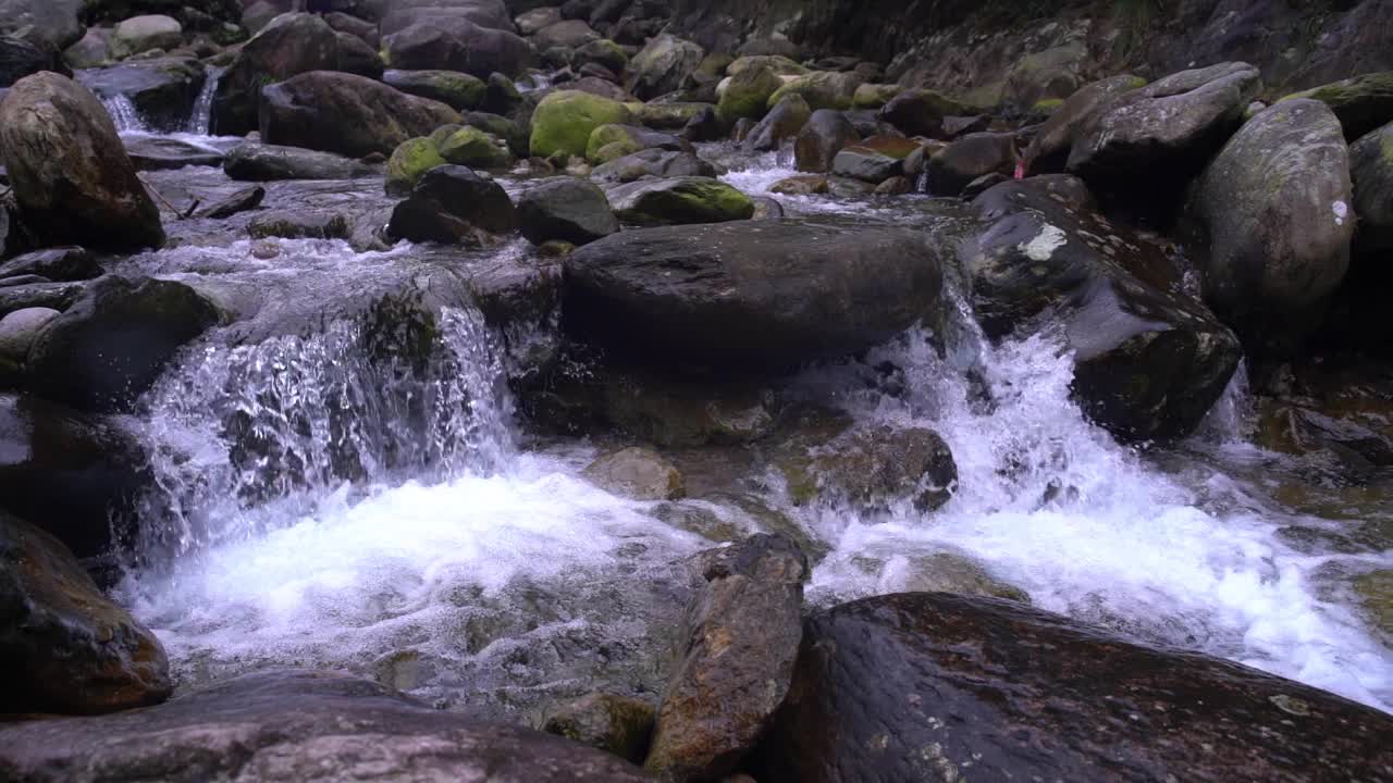 山上美丽的泉水池视频素材