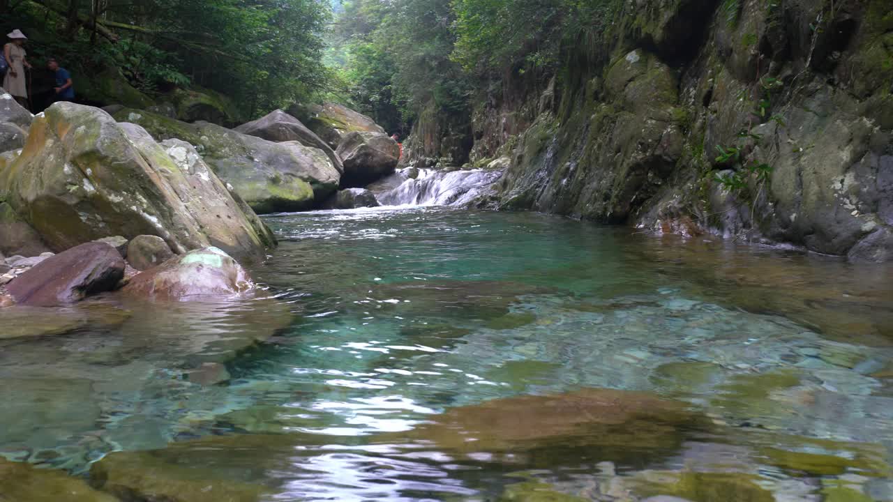 山上美丽的泉水池视频素材