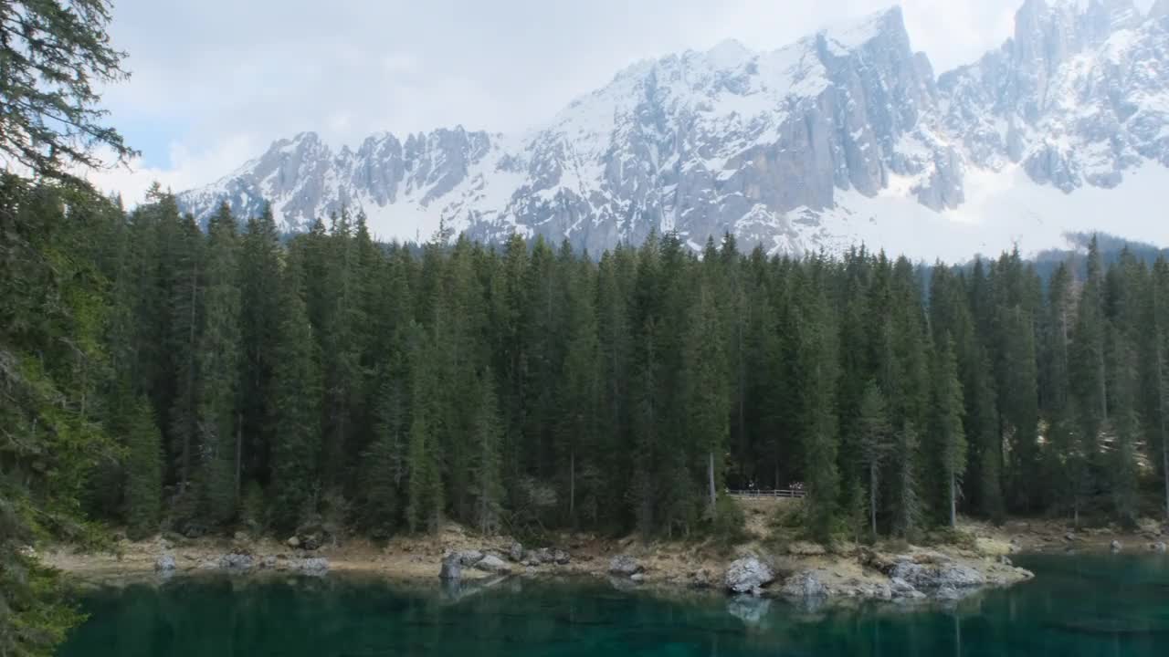 高耸入云的卡雷扎湖。阿尔卑斯山的一个可爱的地方。水中的倒影。阳光明媚的春天。锅吧。Trentino Alto Adige. 4K UHD 59.94fps ProRes 422 HQ 10位视频素材