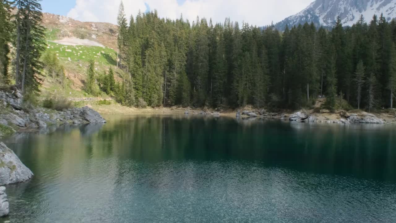 高耸入云的卡雷扎湖。阿尔卑斯山的一个可爱的地方。水中的倒影。阳光明媚的春天。锅吧。Trentino Alto Adige. 4K UHD 59.94fps ProRes 422 HQ 10位视频素材