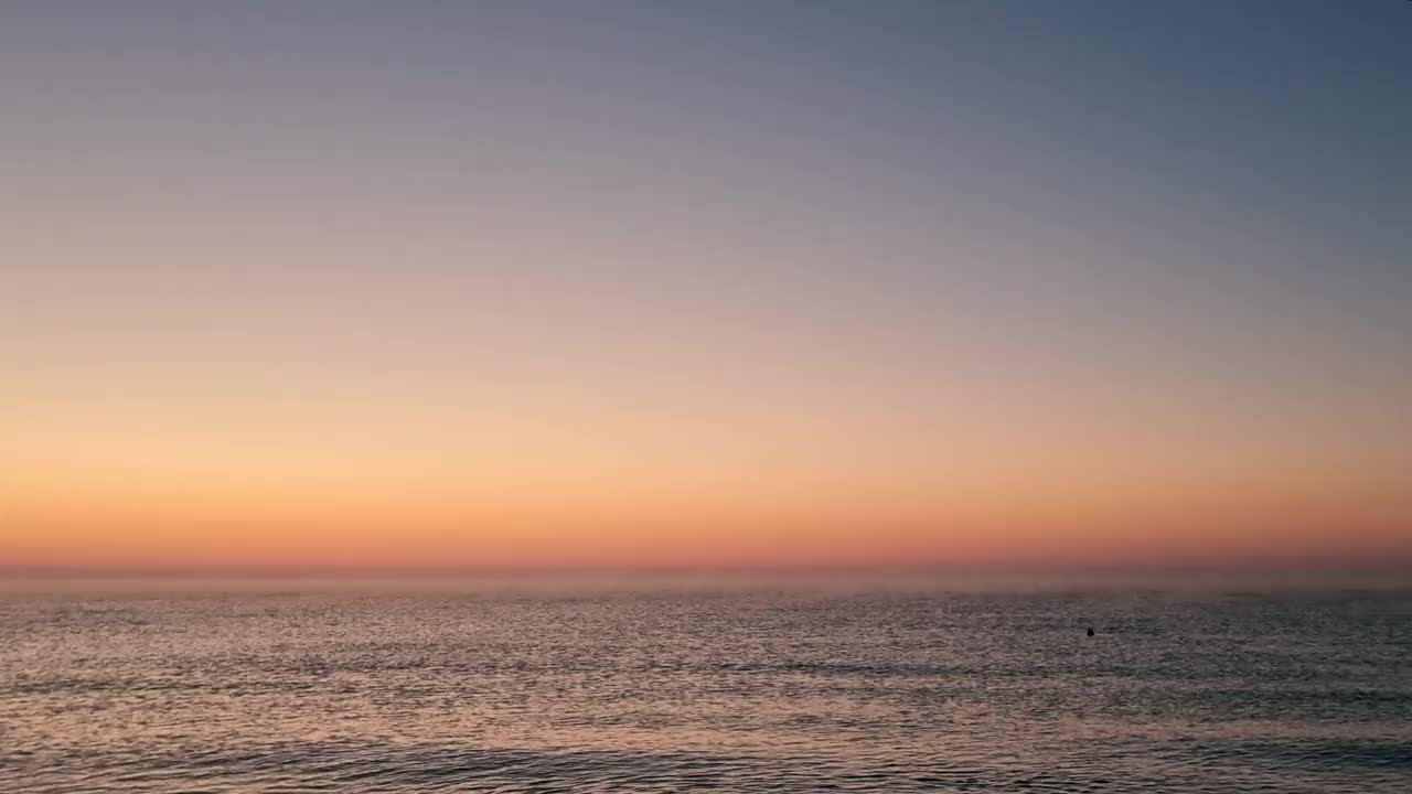 一个宁静的夏日清晨，黑海的日出。视频素材